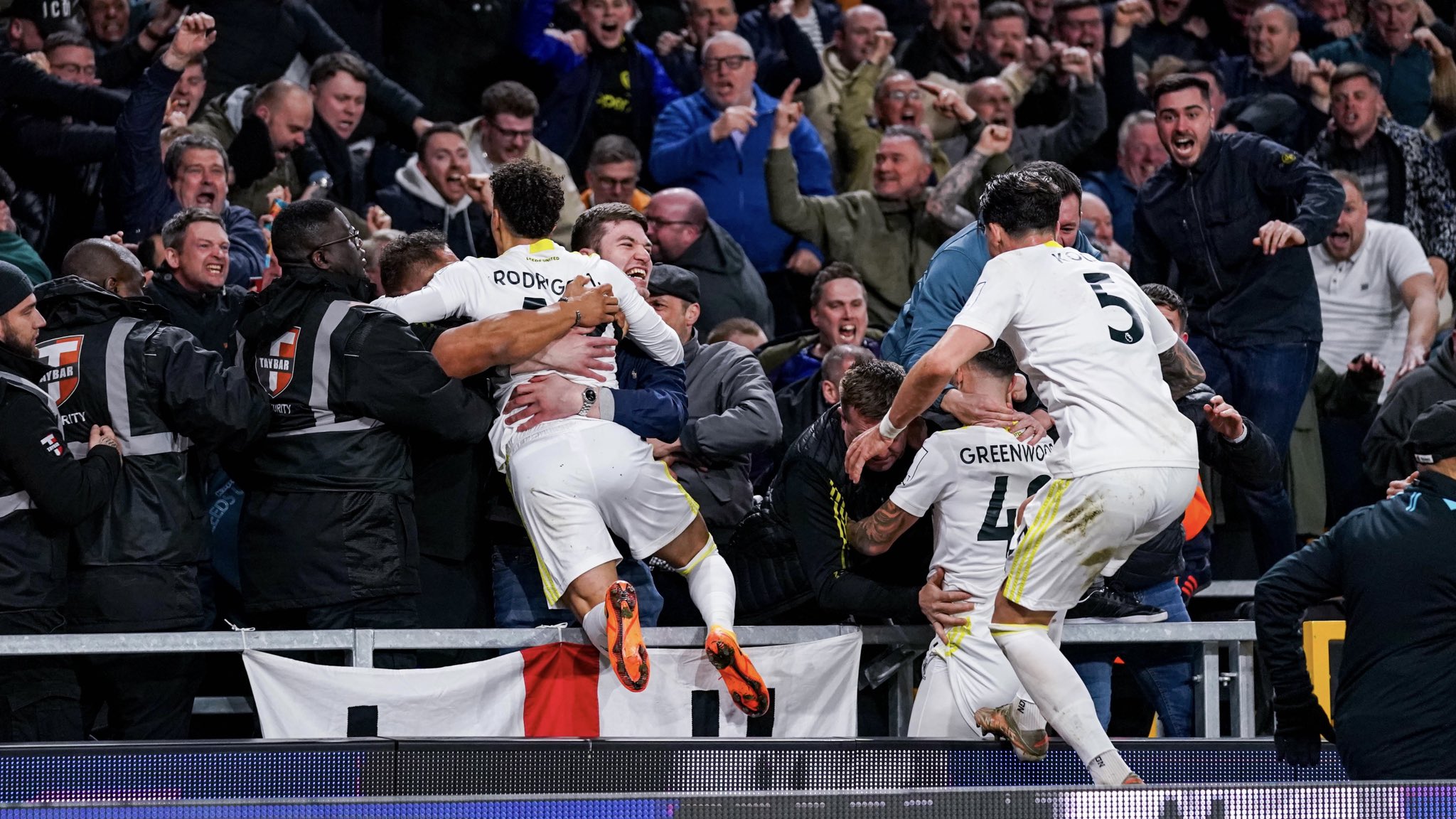 Ανατριχίλα με την ανατροπή της σεζόν από την Λιντς – Οι “λύκοι”… κρύφτηκαν (vid)