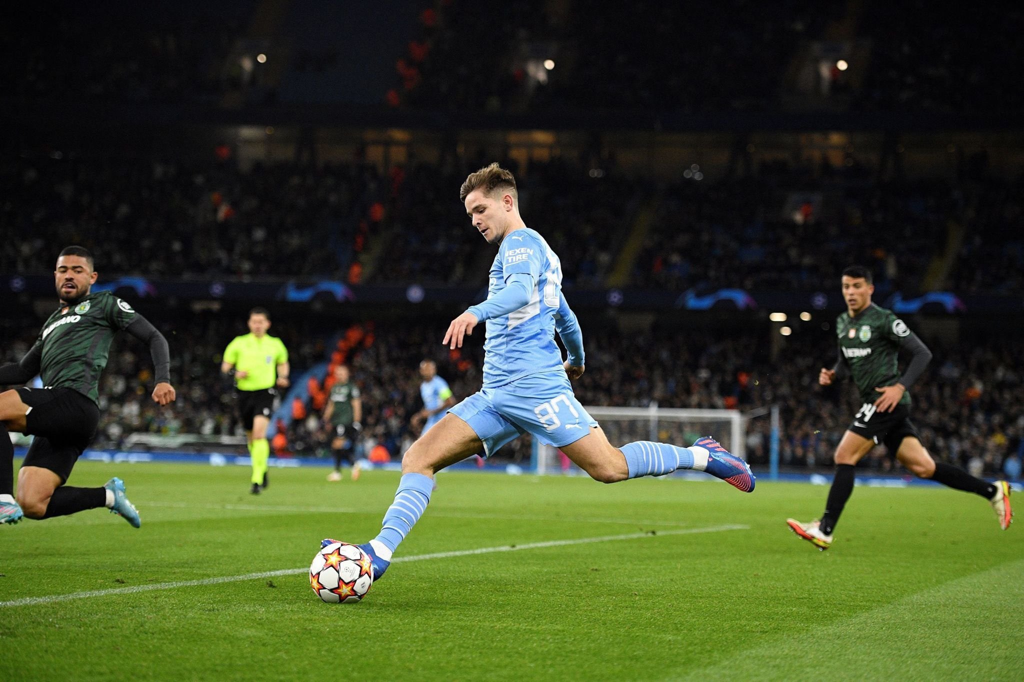 Άνετα και ωραία στους «8» η Σίτι! (vid)