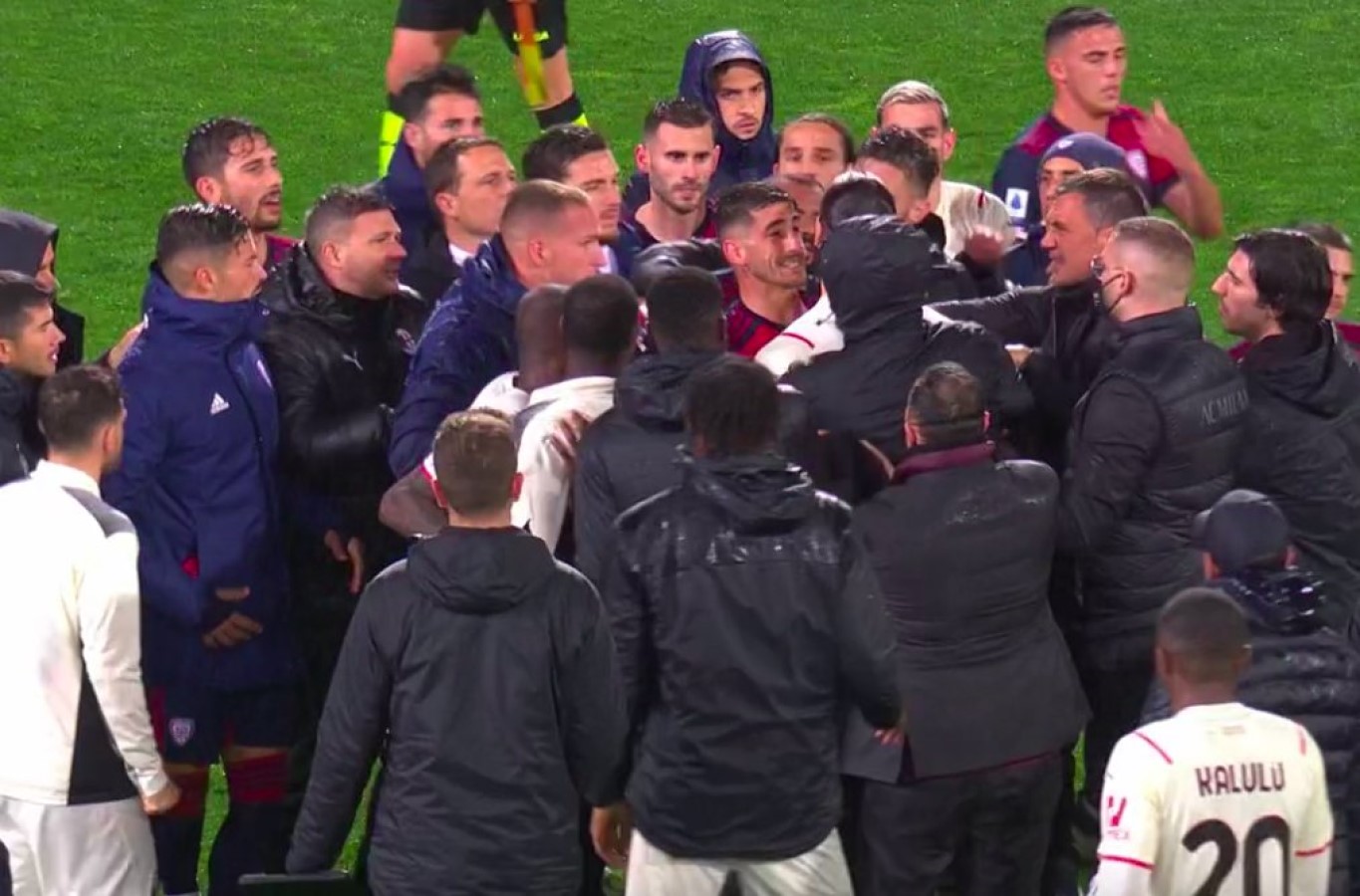 Σκηνές που προκαλούν αηδία – Σύρραξη στο Κάλιαρι-Μίλαν λόγω… ρατσιστών (vid