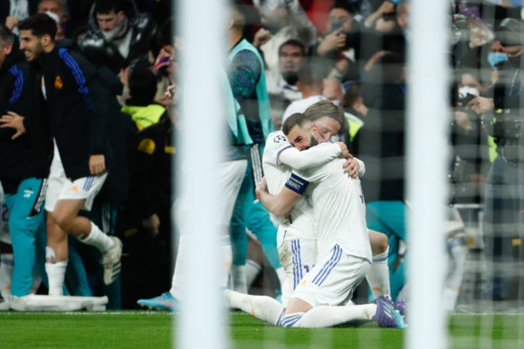 Τρέλα στα αποδυτήρια με Μπενζεμά και Μόντριτς – Πανηγύρια, κλάματα… τα πάντα (pics, vid)