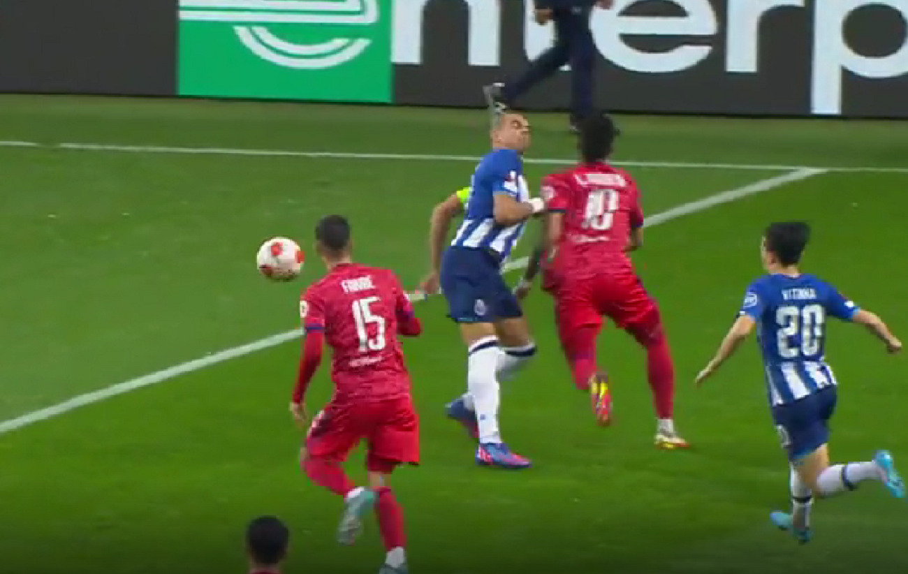 Κουτούλησαν Πέπε και Πακετά – Έδεσαν τα κεφάλια τους για να συνεχίσουν! (vid)