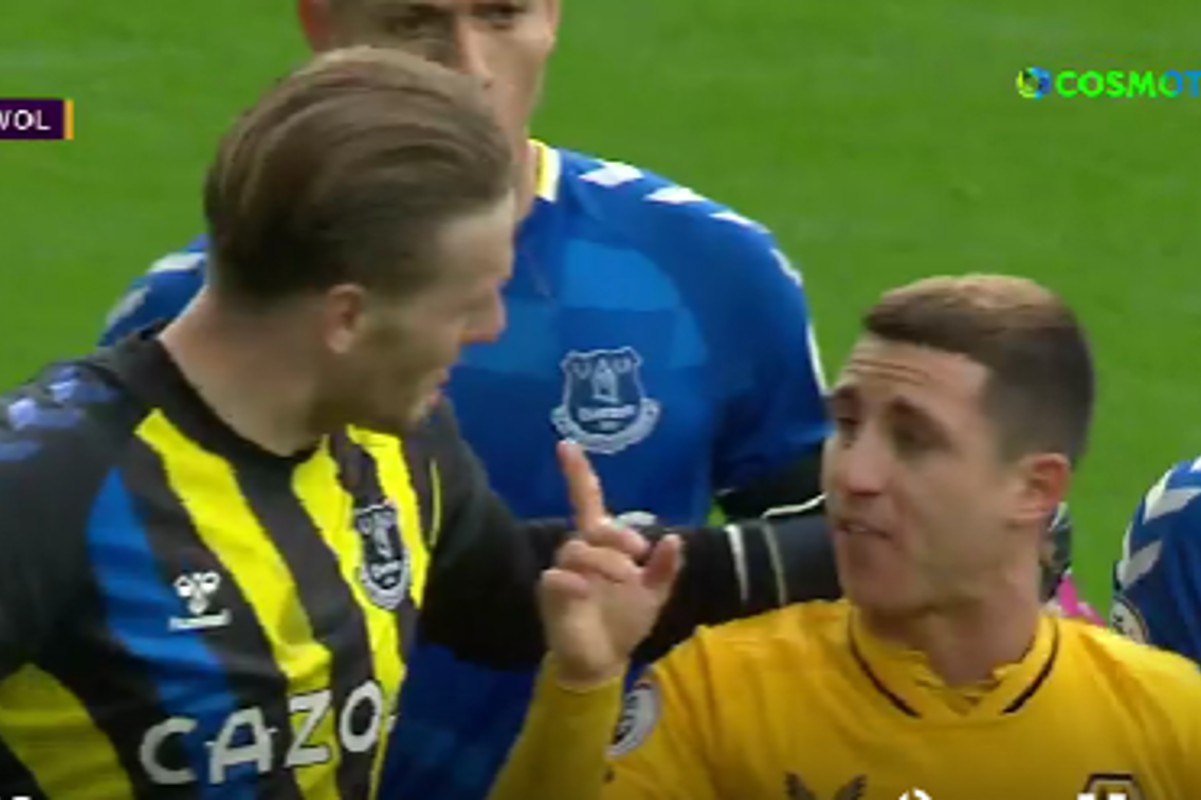 Δύο βρώμικα χτυπήματα στο πρόσωπο δέχτηκε ο Ποντένσε – Αψιμαχία με Πίκφορντ (vid)