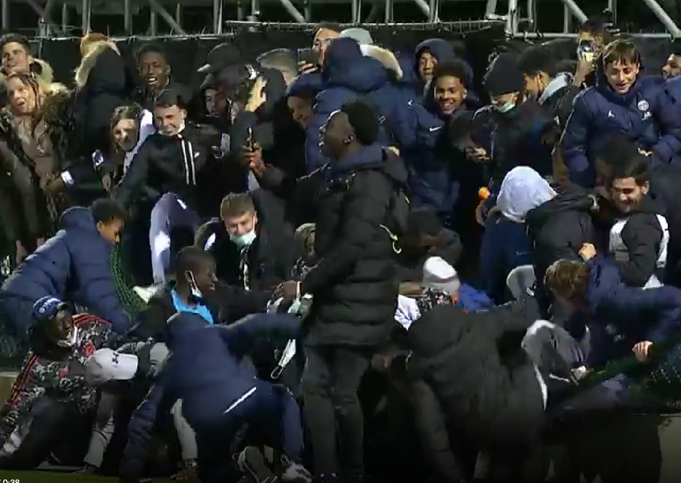 Παραλίγο τραγωδία – Κατέρρευσε η κερκίδα με τον κόσμο της Παρί! (vid)