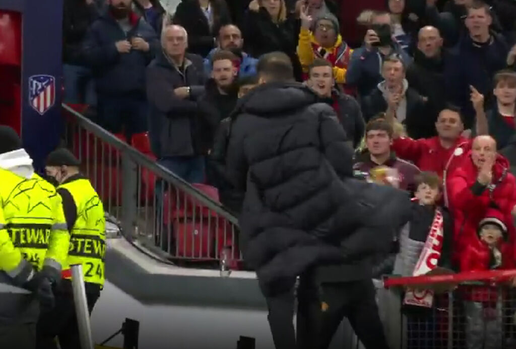 Γιουχάρισμα και αντικείμενα στον Σιμεόνε από οπαδούς της Γιουνάιτεντ! (vid)