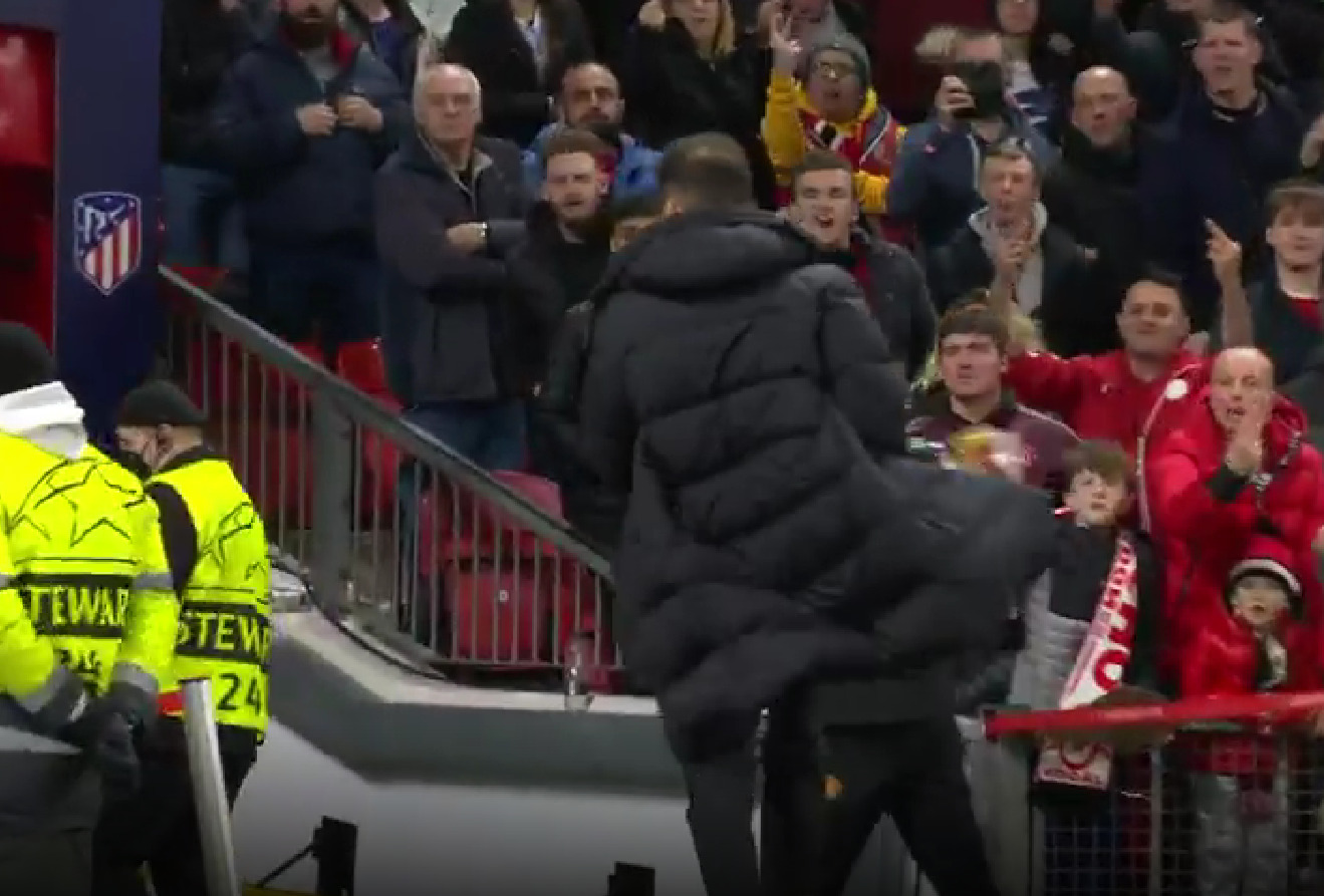 Γιουχάρισμα και αντικείμενα στον Σιμεόνε από οπαδούς της Γιουνάιτεντ! (vid)