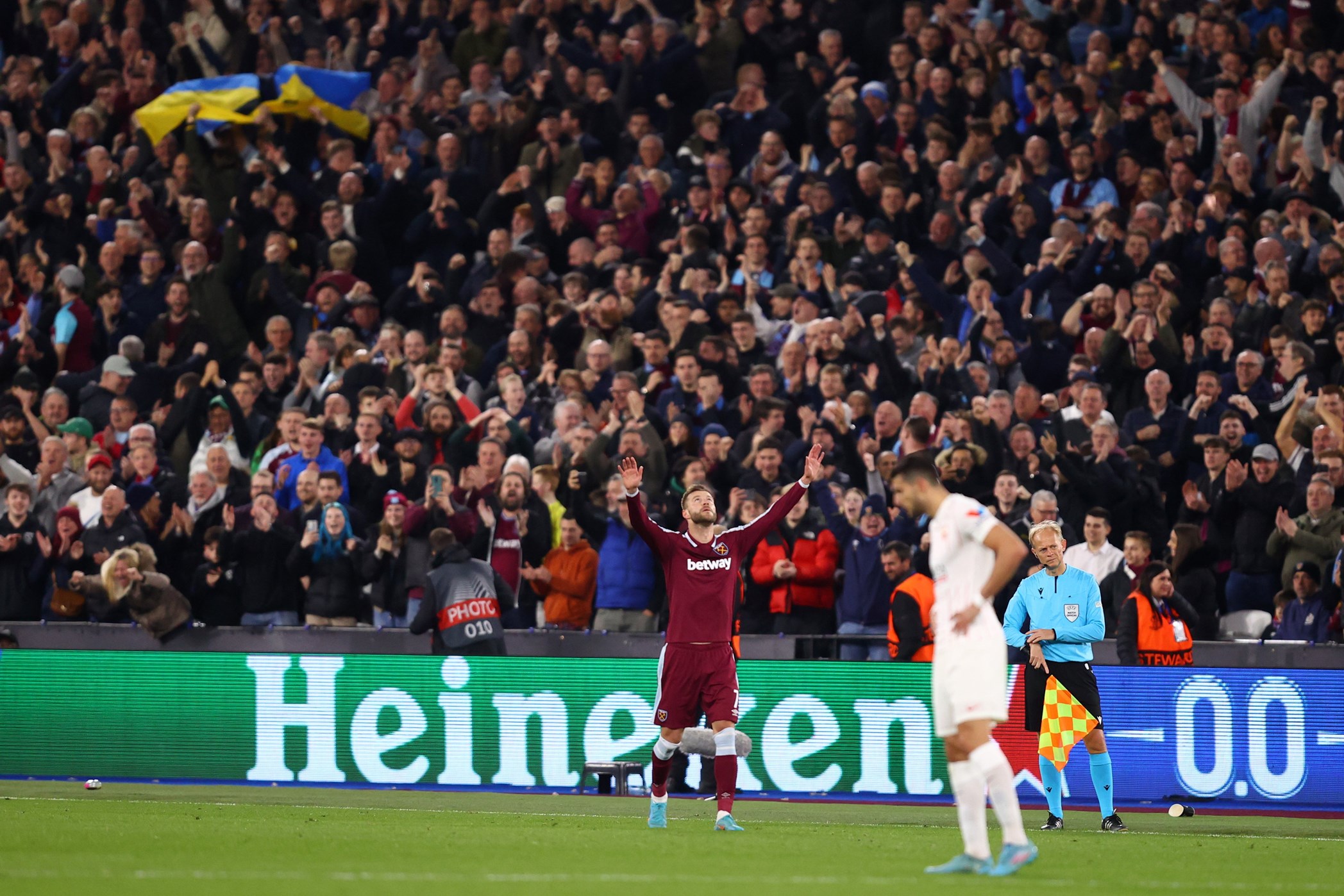 Η τιμημένη φανέλα του Γιαρμολένκο πήγε υπέρ… πατρίδος! (pic)