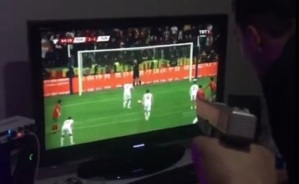 Απίθανο βίντεο – Τούρκος πυροβόλησε την τηλεόραση του στο πέναλτι του Γιλμάζ! (vid)