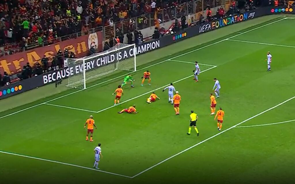 «Ξάπλωσε» δύο αντιπάλους και ισοφάρισε ο «μαινόμενος» Πέδρι! (vid)