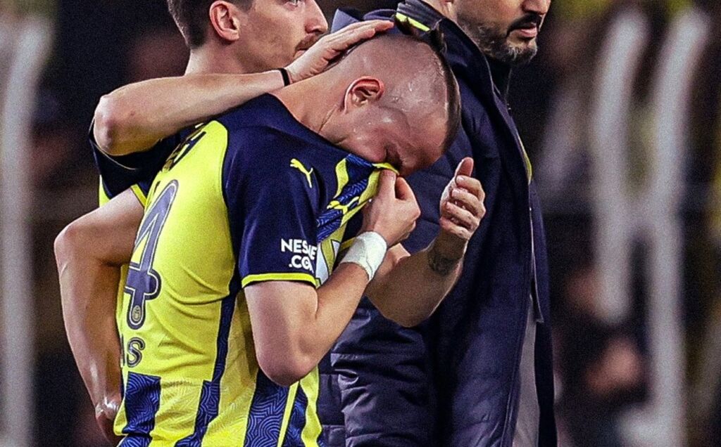 Τραυματίστηκε ο Πέλκας, αποχώρησε με κλάματα και καταχειροκροτήθηκε (vid)