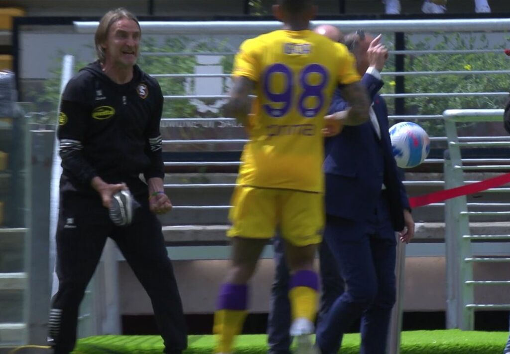 Έδωσε ρέστα ο κόουτς της Σαλερνιτάνα βγάζοντας το παπούτσι του για να τα ψάλλει στους παίκτες του! (vids)