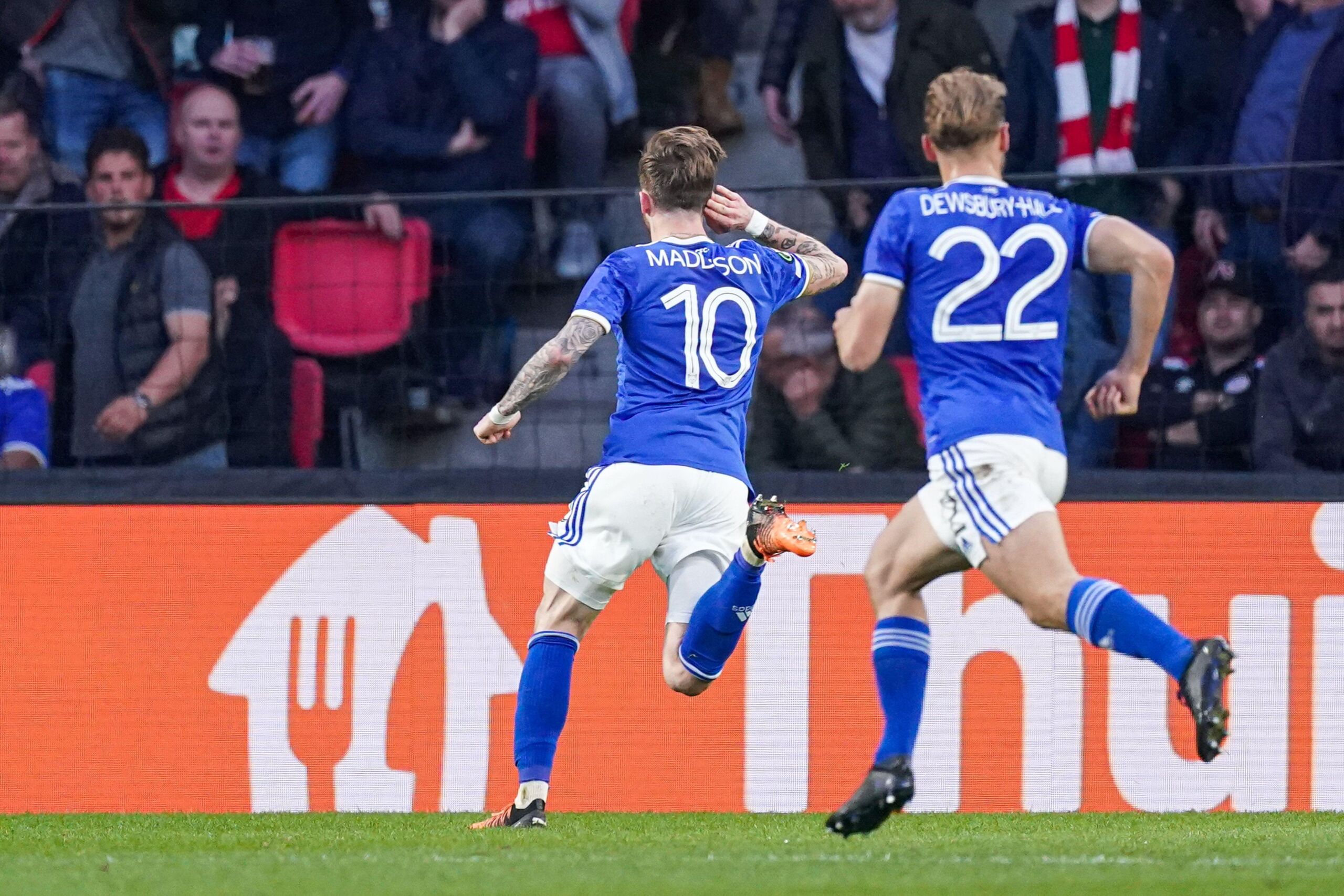 Ο Μάντισον σκόραρε και οι οπαδοί της Αϊντχόφεν τον κέρασαν ιπτάμενη… μπύρα! (vid)