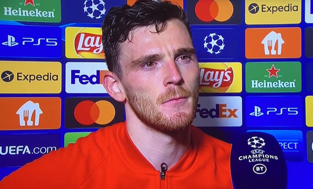 O Ρόμπερτσον «καβάτζωσε» τους αναπτήρες που του πέταξαν και σπάει… πλάκα με την Μπενφίκα!