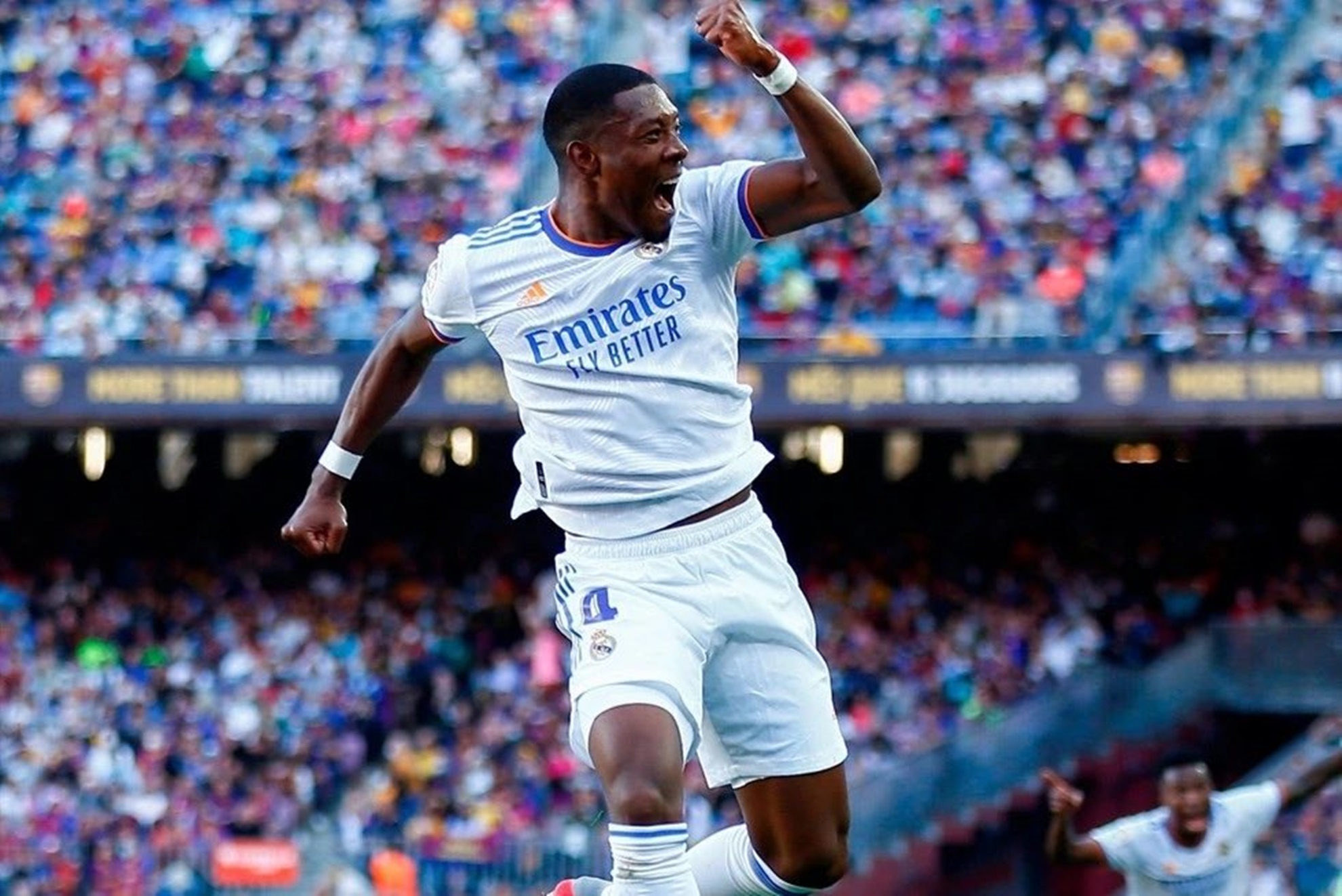 Άλλοι με κούπες και αυτός με… καρέκλα: Ο Αλάμπα πανηγύρισε όπως μόνο αυτός ξέρει! (pic)