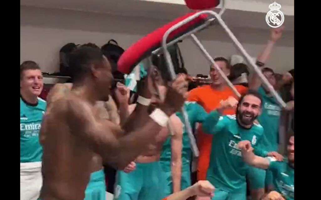 Γίνεται… θεσμός – Ο Αλάμπα πανηγύρισε ξανά με καρέκλα (vid)