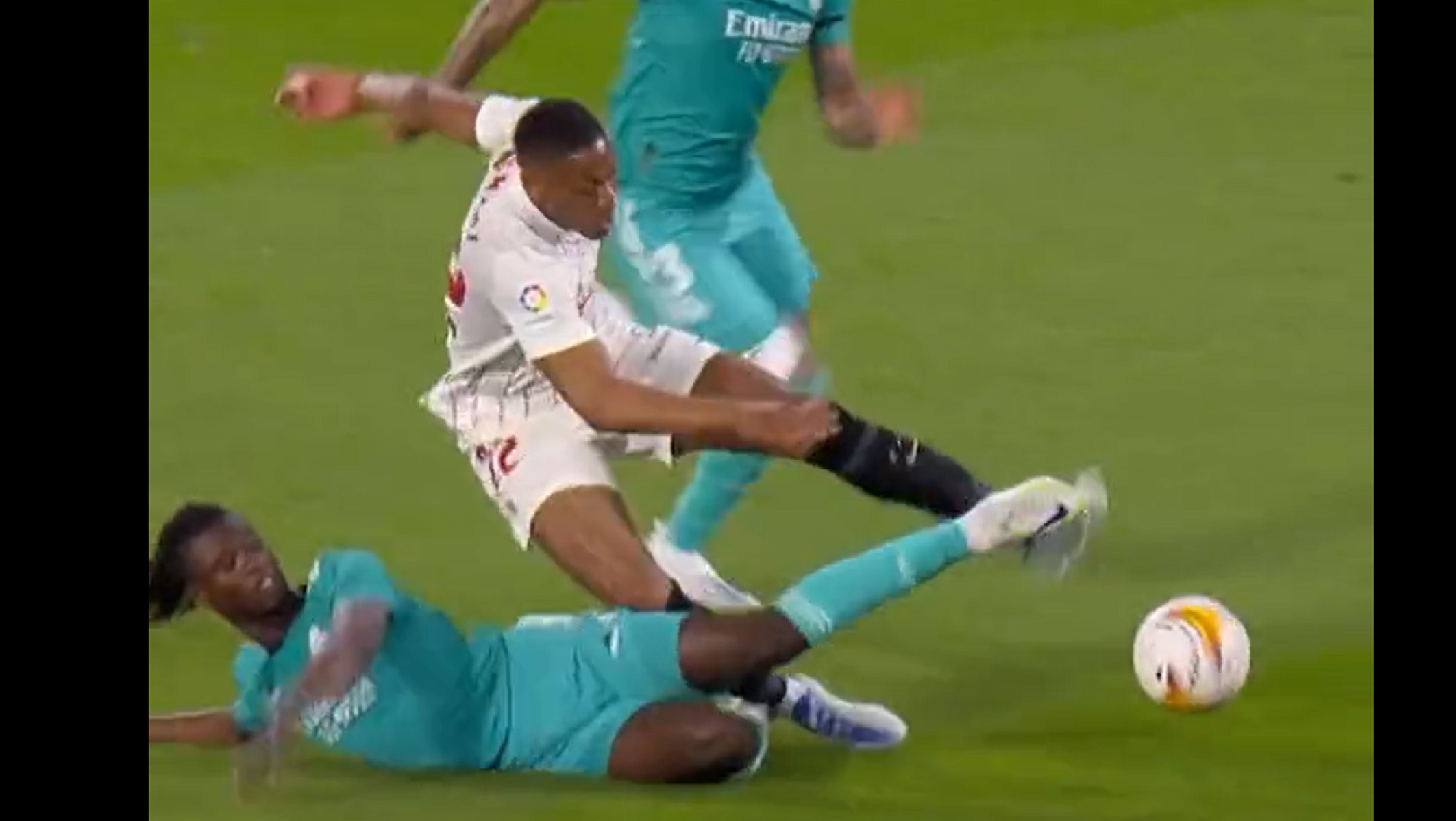 «Βράζουν» στη Σεβίλλη με κόκκινη που δεν είδε ποτέ ο Καμαβινγκά (vid)