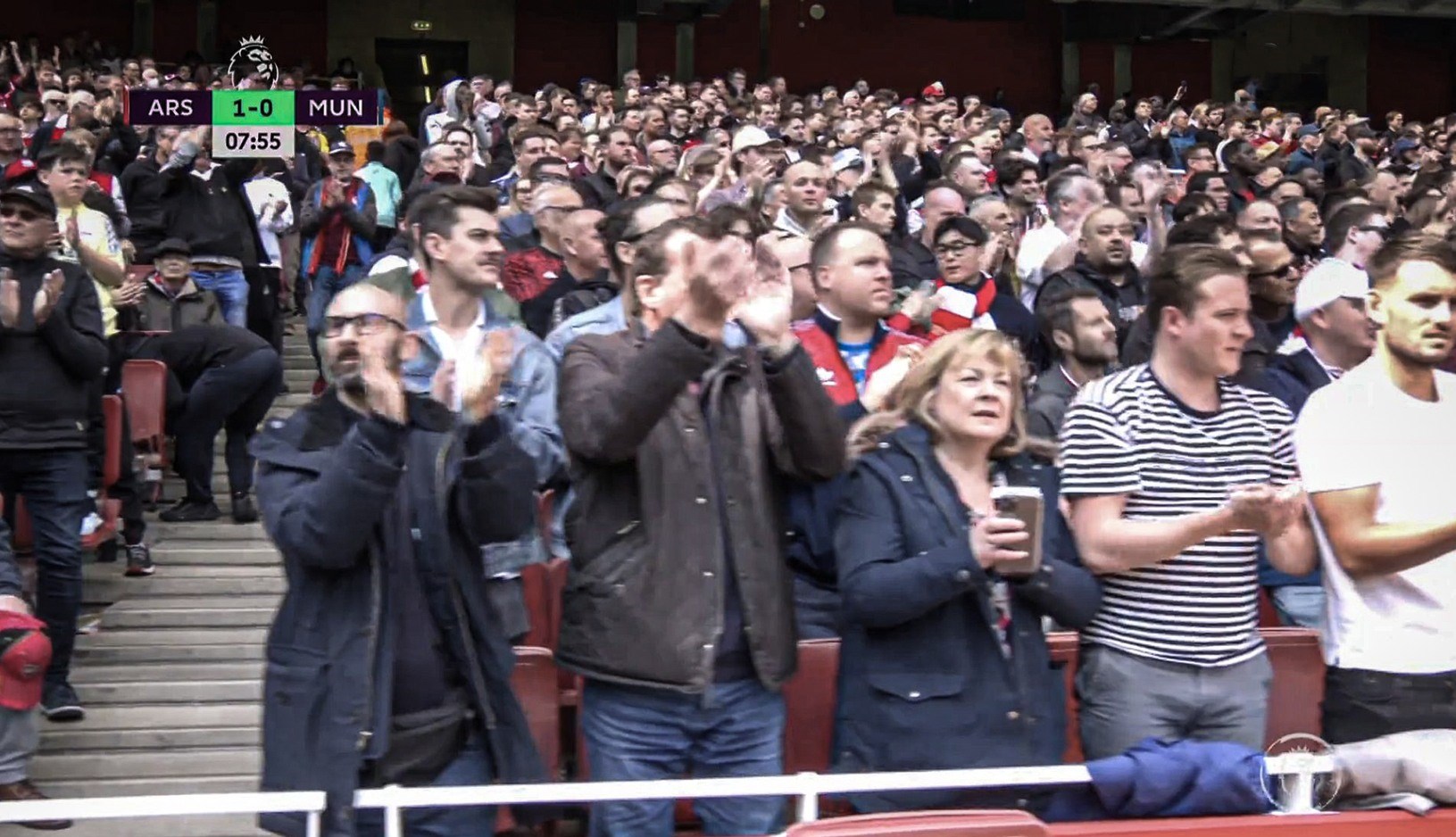 Ανατριχίλα στο «Έμιρεϊτς»: Όλοι «σούζα» στο 7′ για χάρη του Κριστιάνο και του γιου του! (pic)