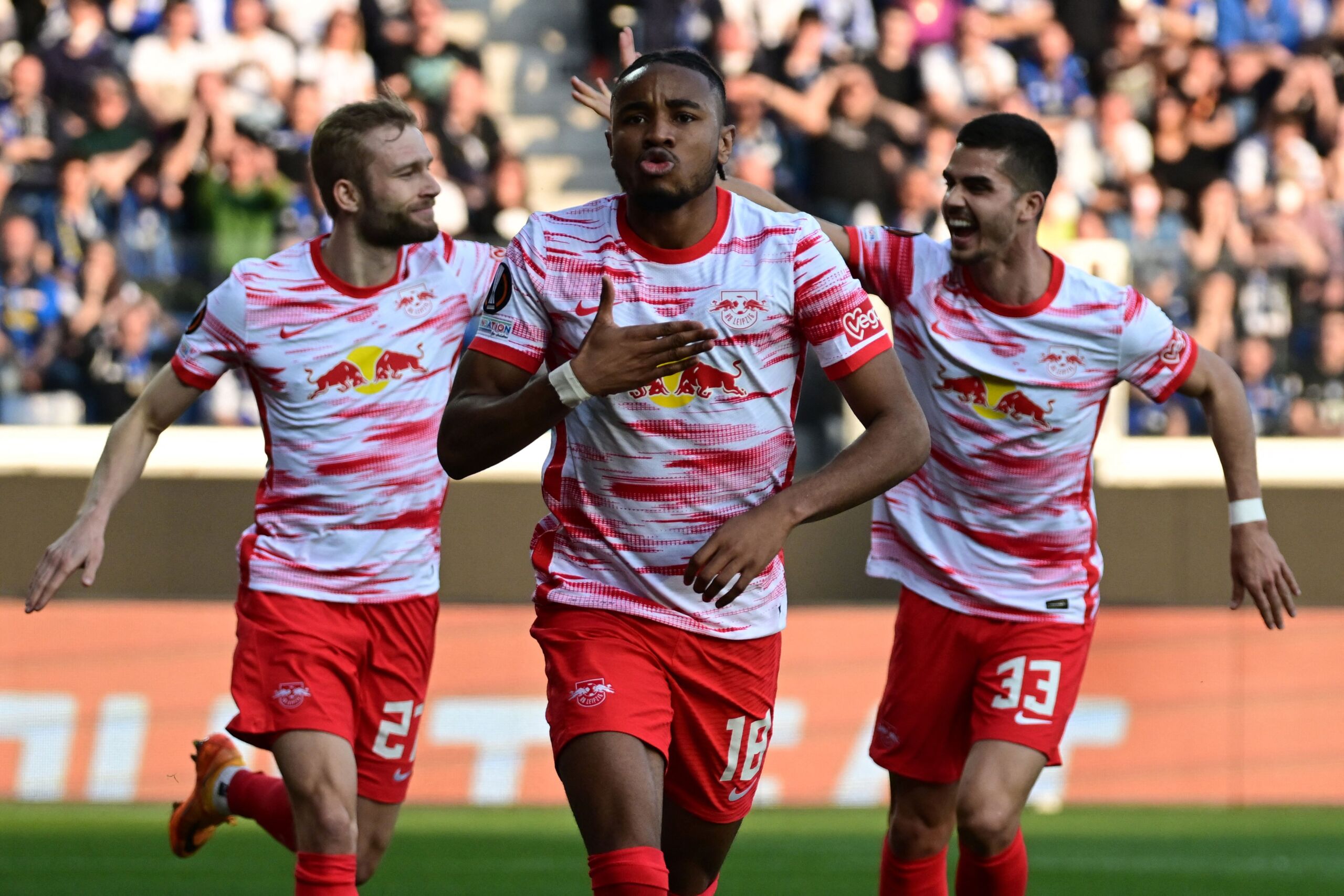 Έτσι, όπως «πυροβολάει», έτσι… πουλάει ο Ενκουκού! (vid)