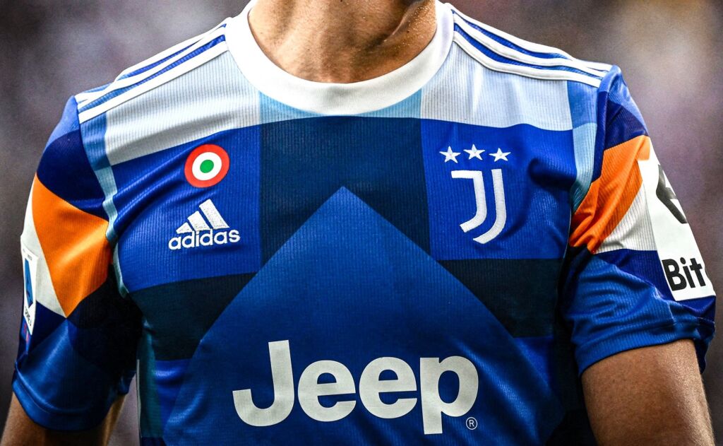 Καλύτερα χωρίς φανέλα, παρά με αυτό το… τραπεζομάντηλο ρε Γιουβέντους! (pics)