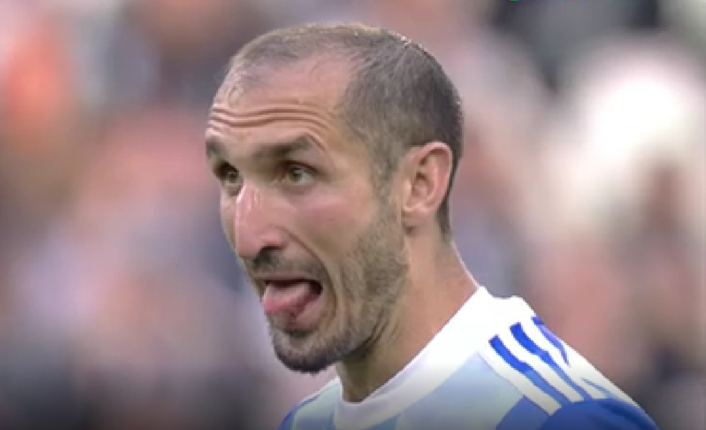 Τρελά κέφια και απίστευτες γκριμάτσες του Κιελίνι στους παίκτες της Μπολόνια! (vid)