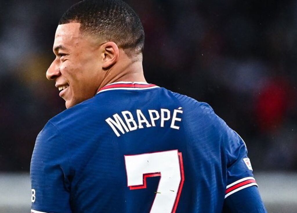 Η οικογένεια του Μπαπέ βάζει Παρί και Ρεάλ να «σκοτωθούν» μεταξύ τους!