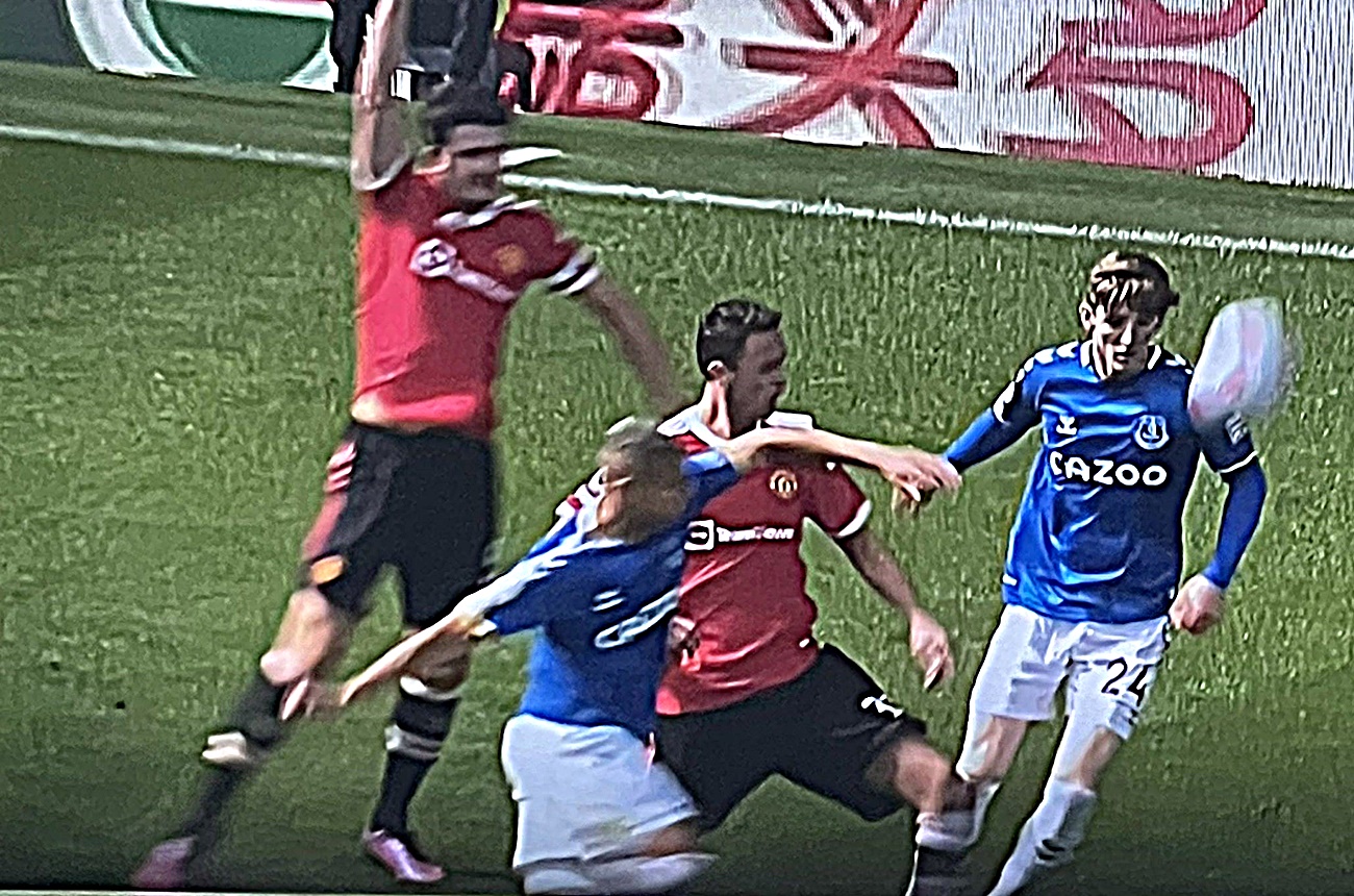 Τα έχει χαμένα ο Μαγκουάιρ – Ζήτησε φάουλ για χέρι του… Μάτιτς! (vid)