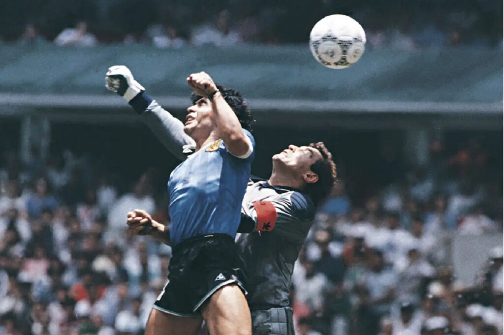 Σε δημοπρασία με αστρονομική τιμή εκκίνησης η φανέλα του Μαραντόνα από το Μουντιάλ του ’96