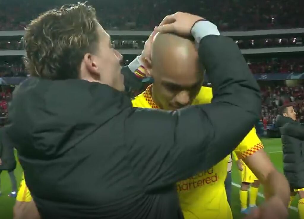 Μοίρασε… φιλιά στους συμπαίκτες του ο Τσιμίκας μετά το διπλό (vid)