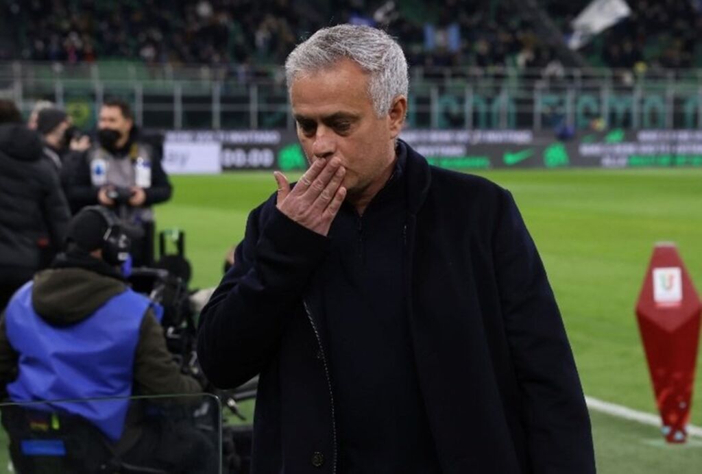 «Λύγισε» ο Μουρίνιο στο αντίο – Η συγκίνηση του, δείχνει την αγάπη για τη Ρόμα (vid)