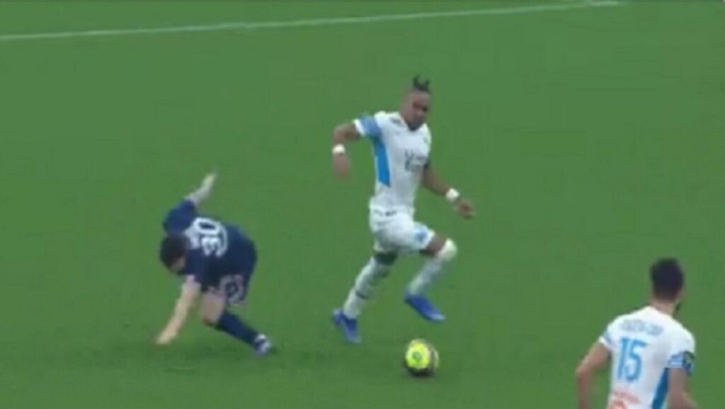 O Παγέ «χάζεψε» τον Μέσι με διπλή ντρίμπλα – Παραπατούσε ο Αργεντινός (vid)