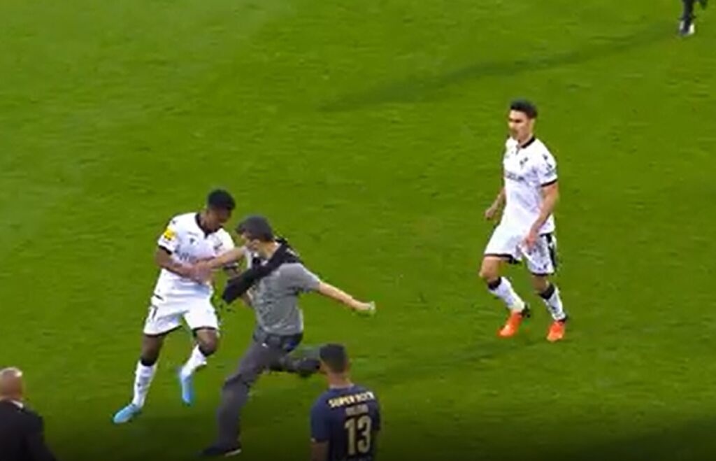 Παράνοια στο Γκιμαράες – Πόρτο με οπαδό να εισβάλει και να κλωτσάει παίκτες (vid)