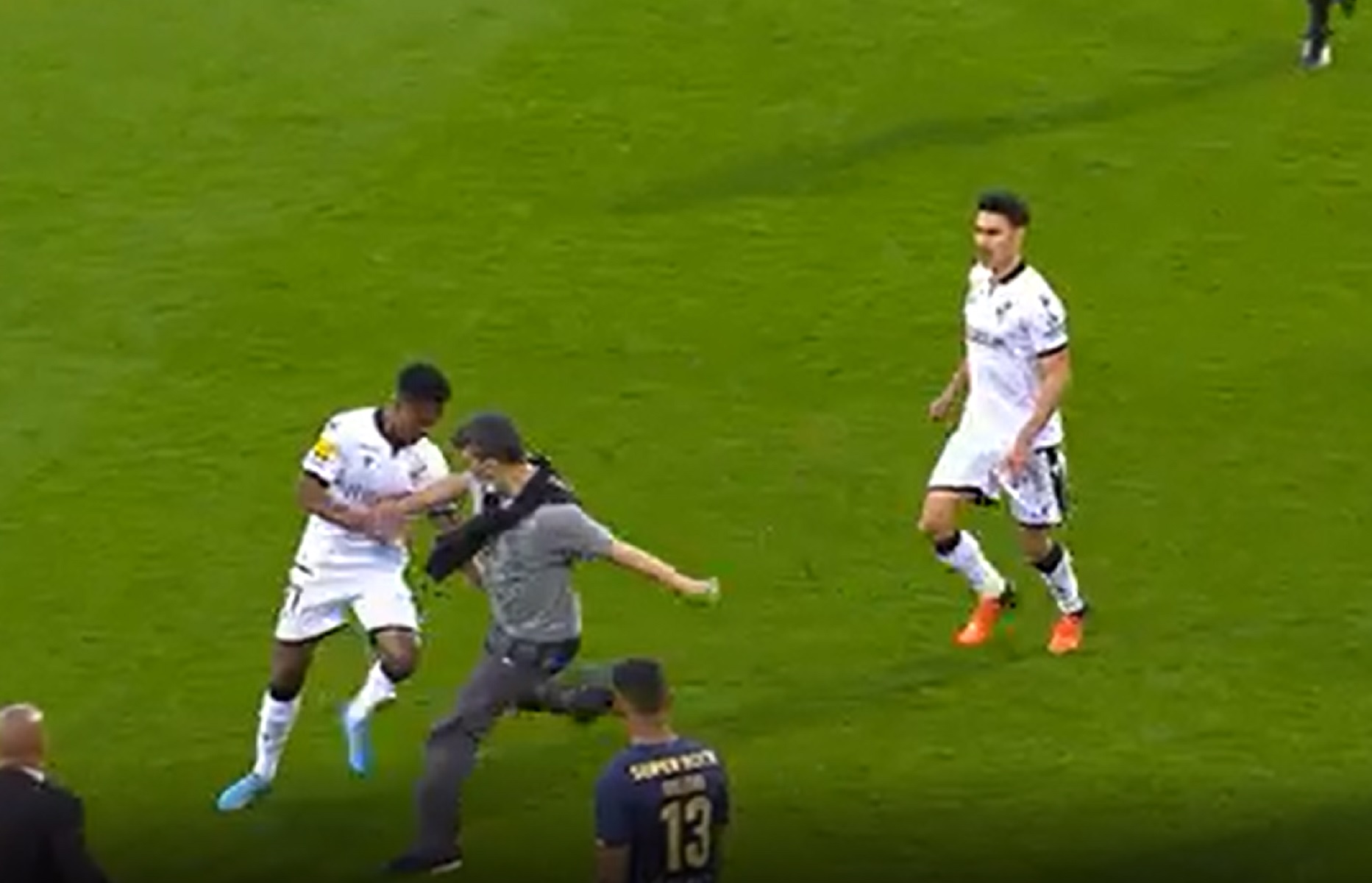 Παράνοια στο Γκιμαράες – Πόρτο με οπαδό να εισβάλει και να κλωτσάει παίκτες (vid)