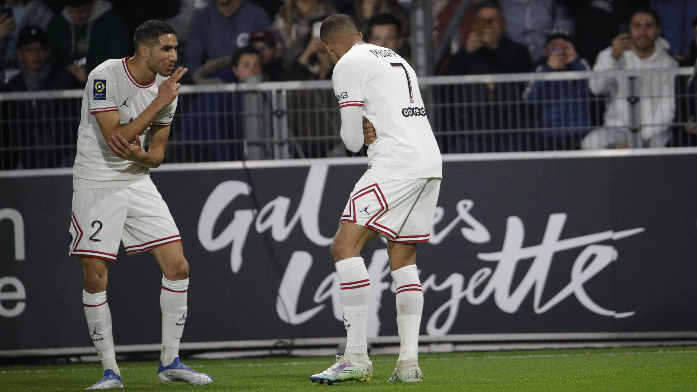 Να ‘τοι, να ΄τοι οι πρωταθλητές! Είναι οι παίκτες της Παρί! (vid)