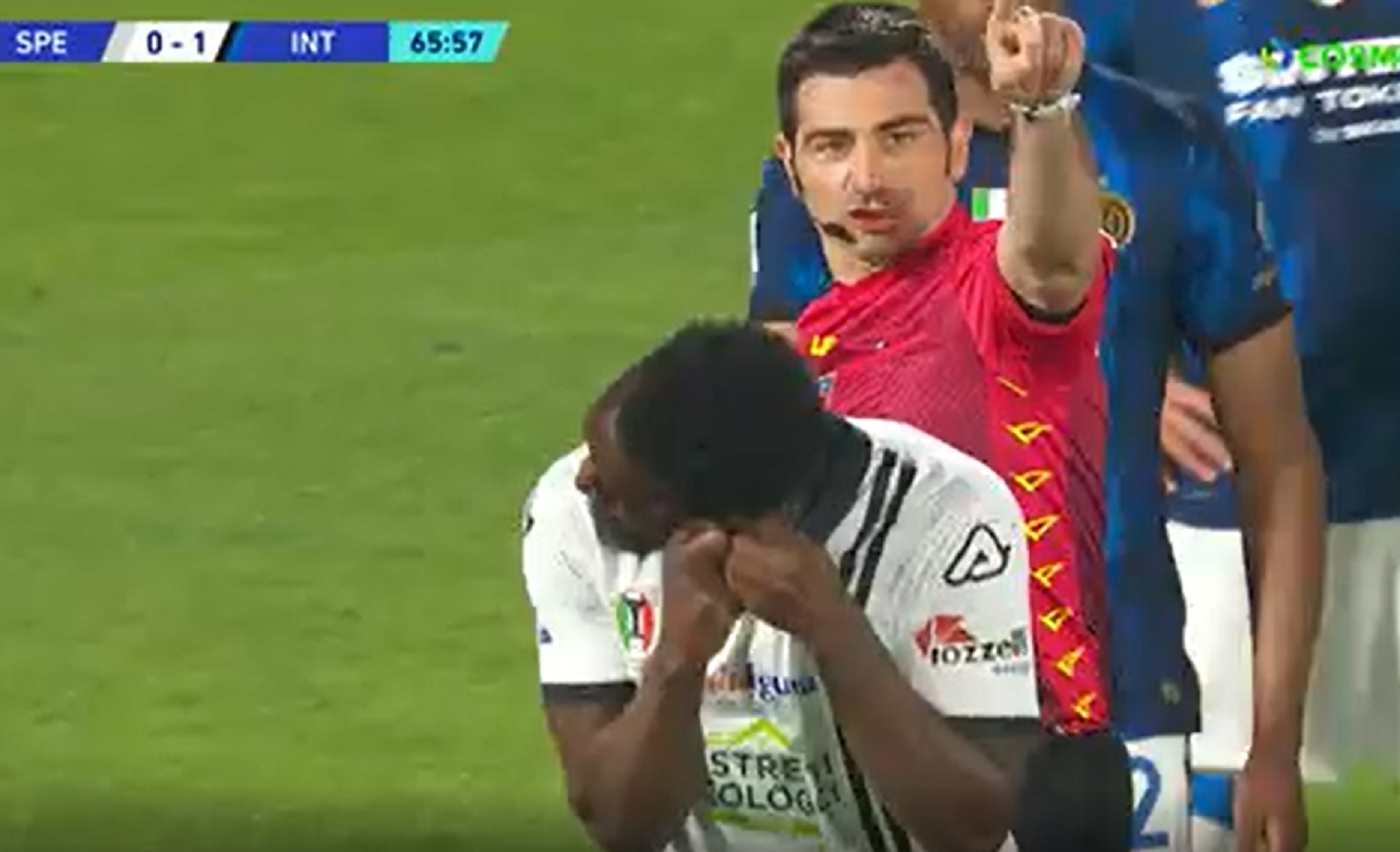 Το είδαμε κι αυτό – Παίκτης της Σπέτσια έγινε αλλαγή στην αλλαγή λόγω… σκουλαρικιού (vid)