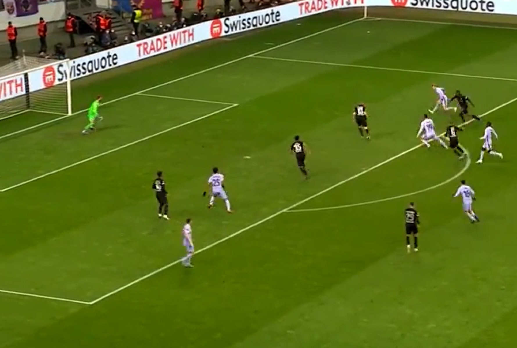 Η Μπαρτσελόνα εξαφάνισε την μπάλα και την έστειλε στα δίχτυα της Άιντραχτ (vid)