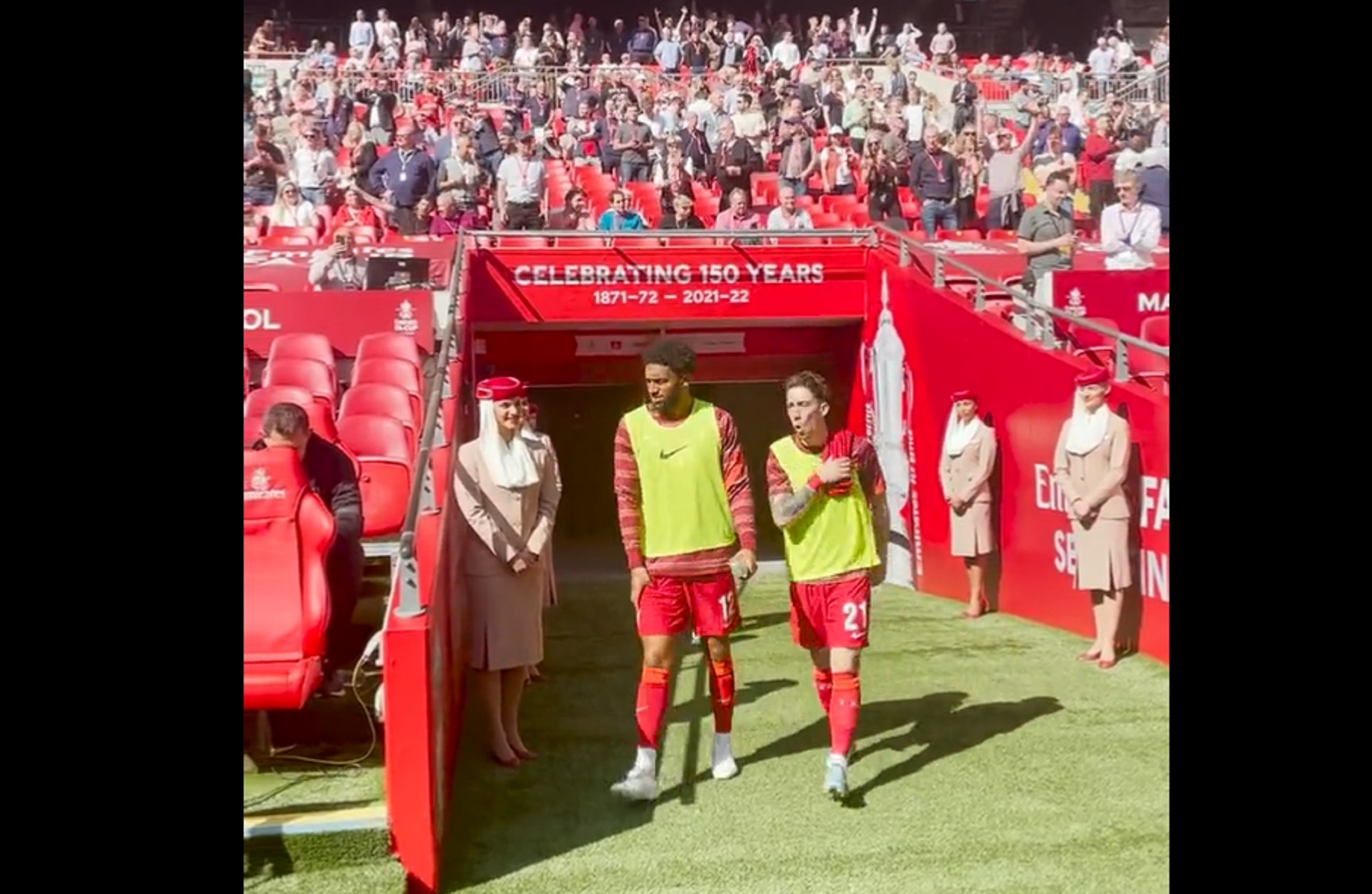 Ένας με τους «Κόκκινους» ο Τσιμίκας τραγουδάει το «You’re never walk alone» στο Γουέμπλεϊ (vid)