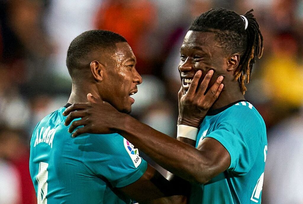 Ύμνοι από Καμαβινγκά στους συμπαίκτες του και ειδικά σε έναν