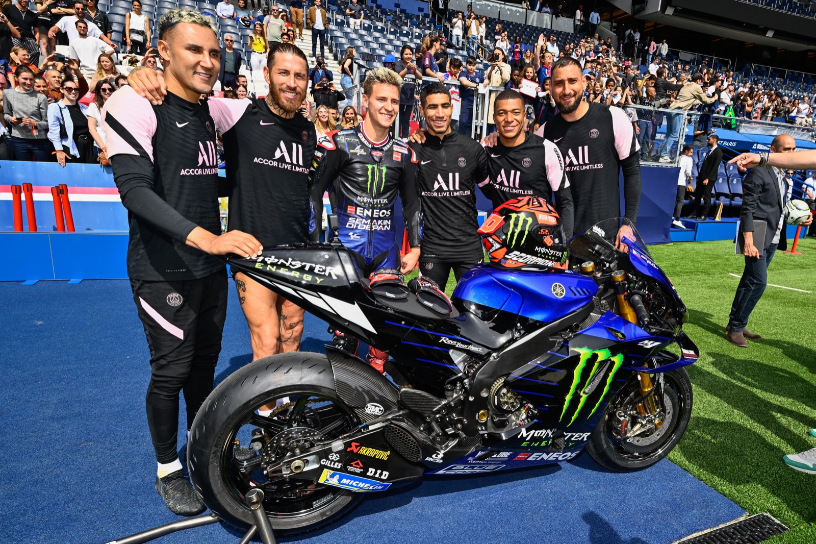 Γεύση από Moto GP στο γήπεδο της Παρί χάρη στον παγκόσμιο πρωταθλητή! (pic)