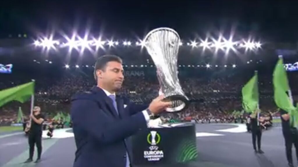 Ρόμα – Φέγενορντ: Ζυγίζει… τόνους η κούπα του Conference! (vid)