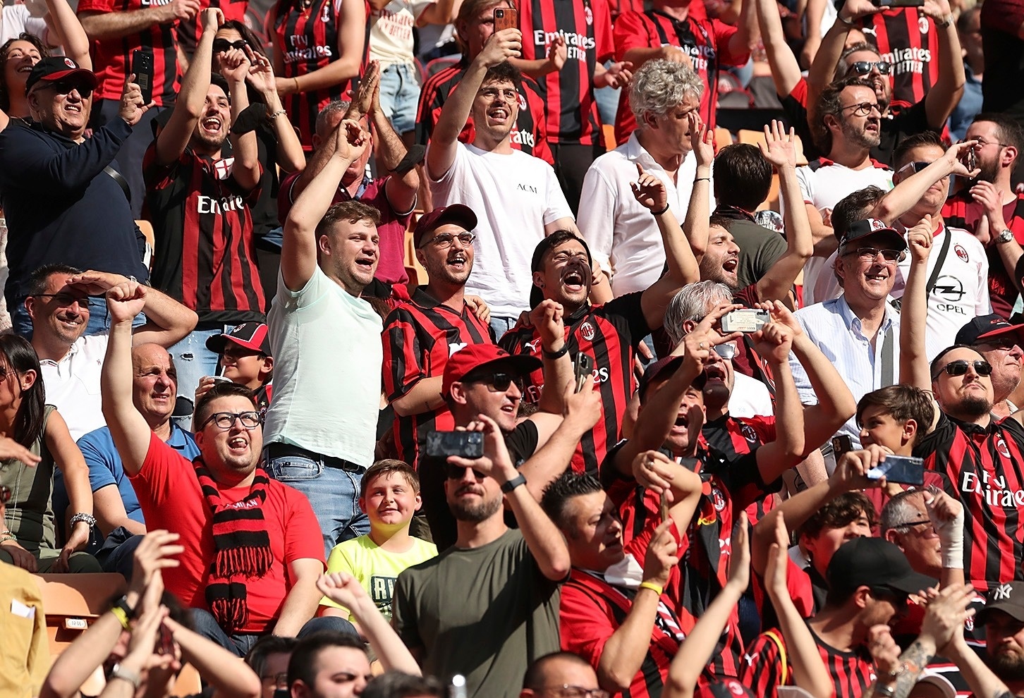 «Κόλαση» το «Σαν Σίρο»: Φοβερή ατμόσφαιρα από τους φίλους της Μίλαν! (vid)