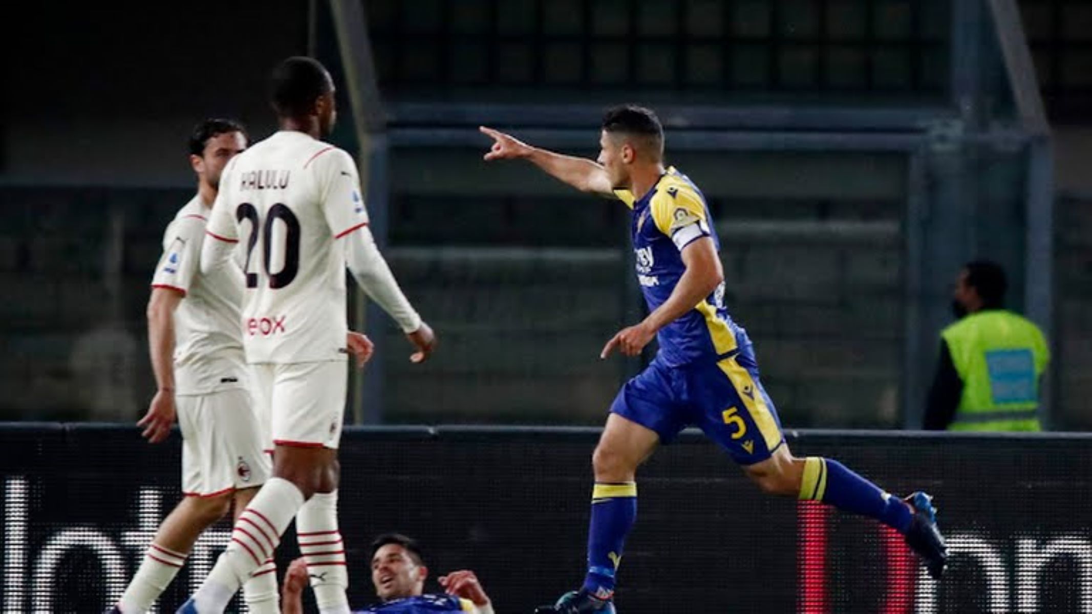 Ο Φαραόνι πληγώνει τη Μίλαν – Η Βερόνα βάζει φωτιά στους «ροσονέρι» (vid)