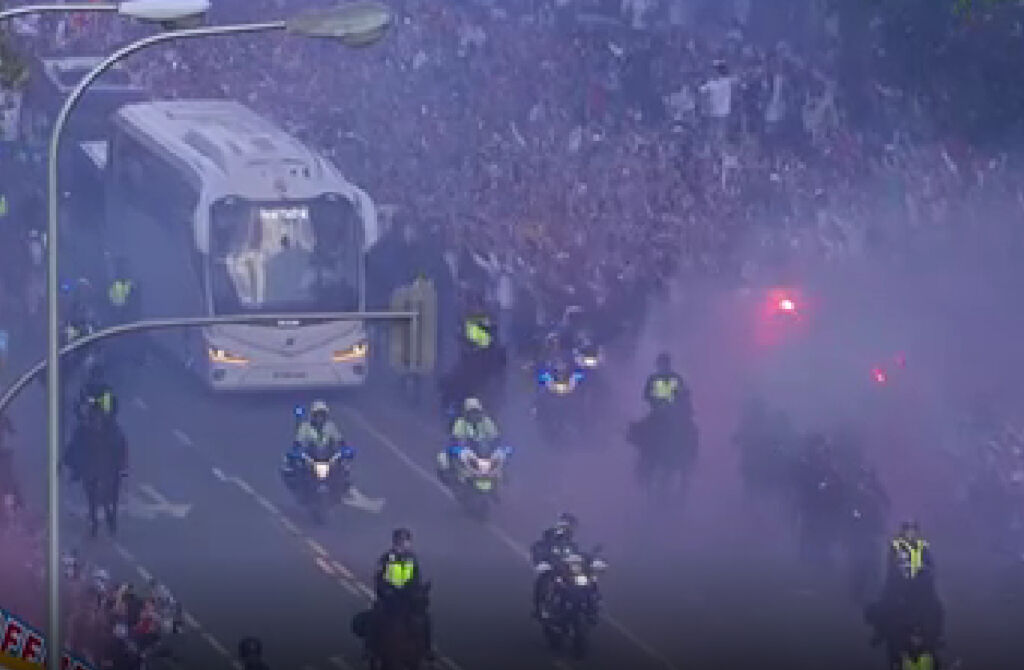 Λαοθάλασσα έξω από το «Μπερναμπεόυ» για την αποστολή της Ρεάλ (vid)