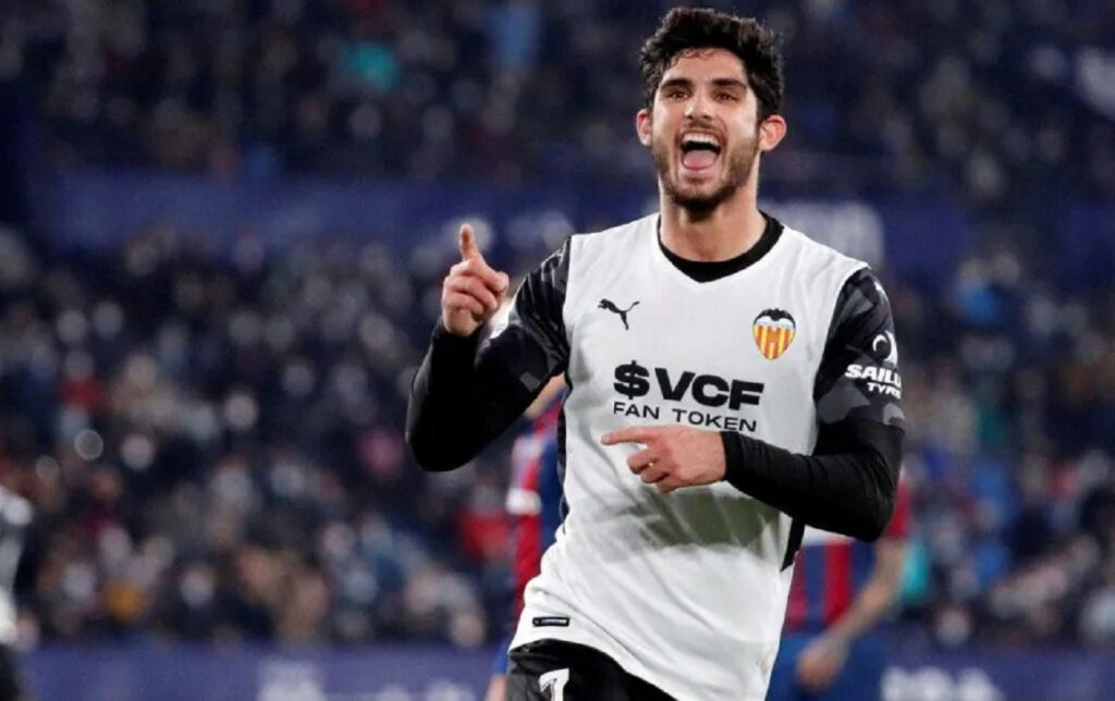 O Moυρίνιο ενεργοποιεί τα κονέ του και φέρνει στη Ρόμα το αστέρι της Βαλένθια!