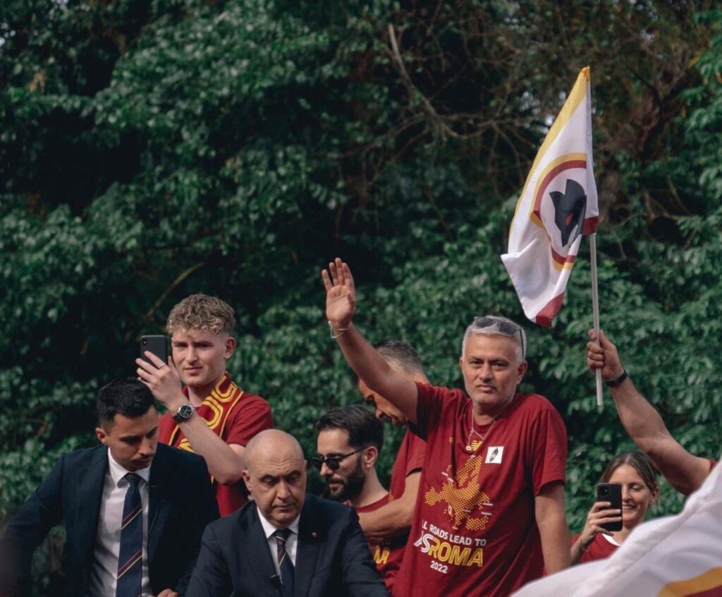 Κλάμα με τον Μουρίνιο! Οδηγούσε το λεωφορείο της ομάδας και… παραληρούσε (vid)