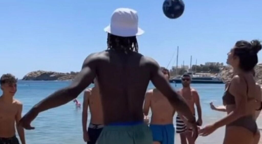 O Καμαβινγκά διδάσκει μπαλίτσα σε παραλία της Μυκόνου (vid)