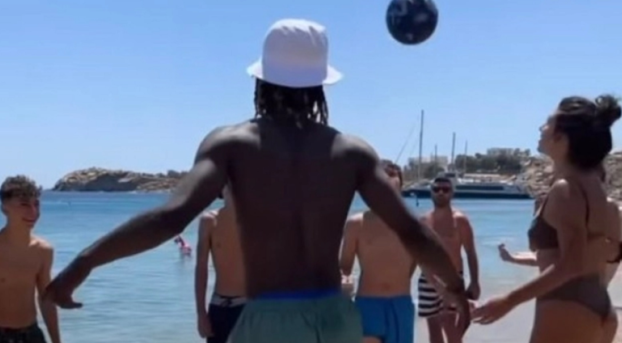 O Καμαβινγκά διδάσκει μπαλίτσα σε παραλία της Μυκόνου (vid)