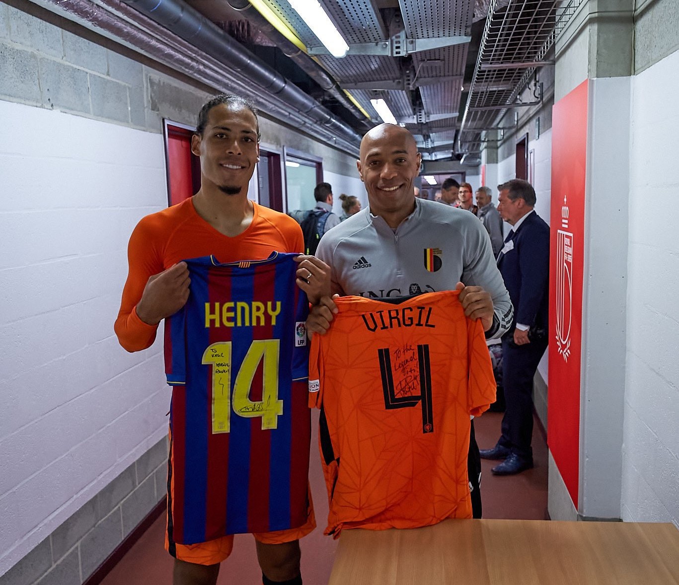 Ο Φαν Ντάικ πόζαρε όλο χαρά με φανέλα της Μπαρτσελόνα… λόγω Ανρί (vid)