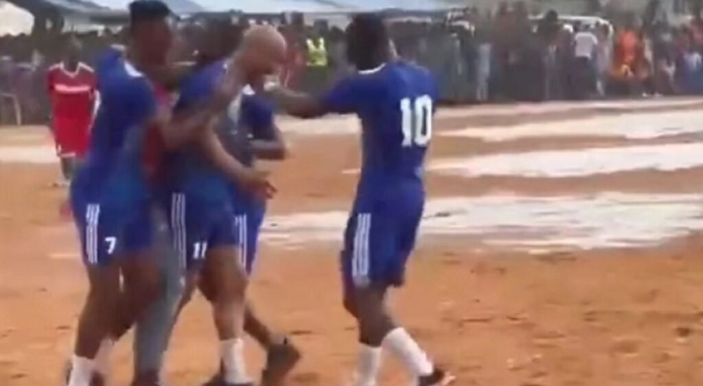 Αυθεντινός Σαντιό Μανέ – Έπαιξε ποδόσφαιρο στο χωριό του μες τις λάσπες (vid)