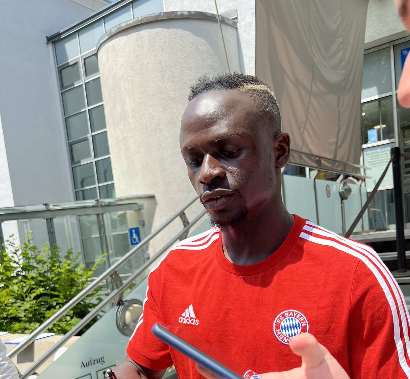 Ο Μανέ… δεν κρατιέται – Πέρασε ιατρικά και φόρεσε φανέλα της Μπάγερν (vid)