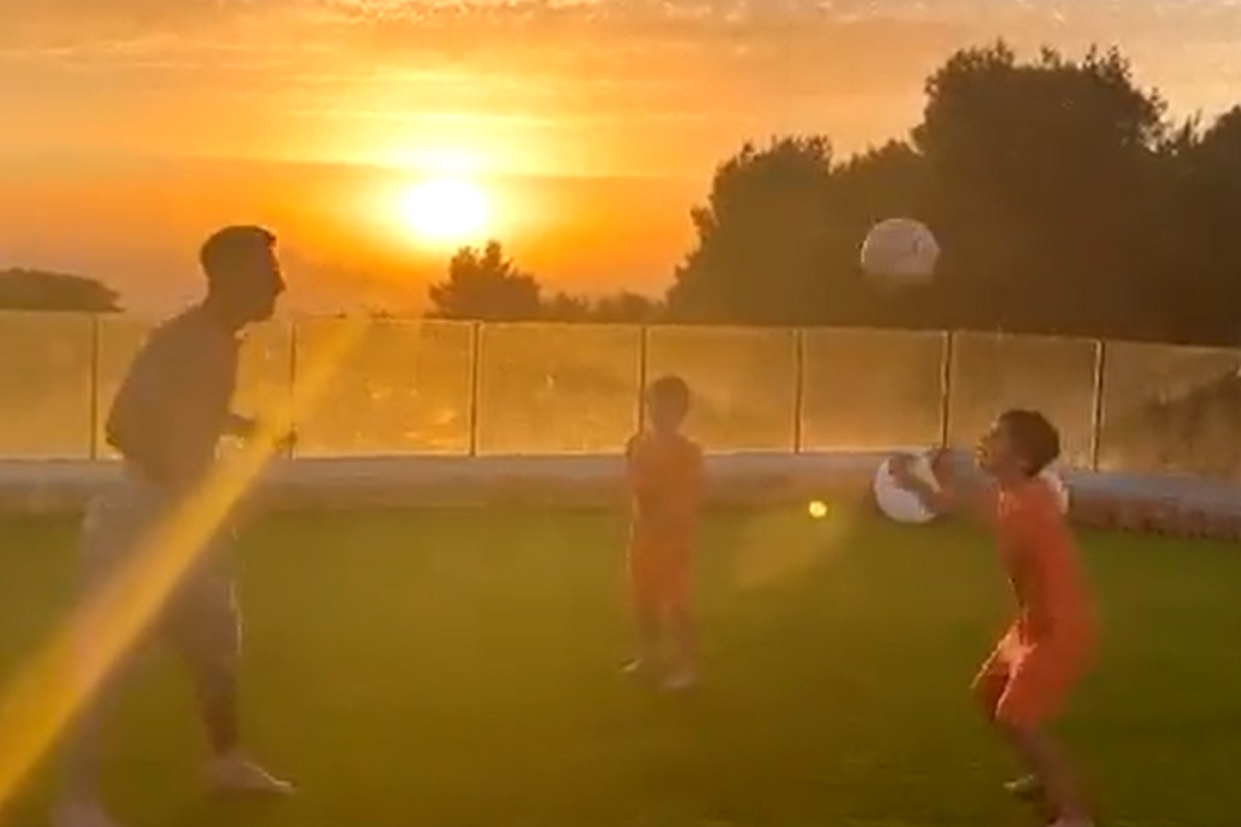 Μέσι: Παραδίδει μαθήματα κεφαλιάς μαζί με τους γιούς του (vid)