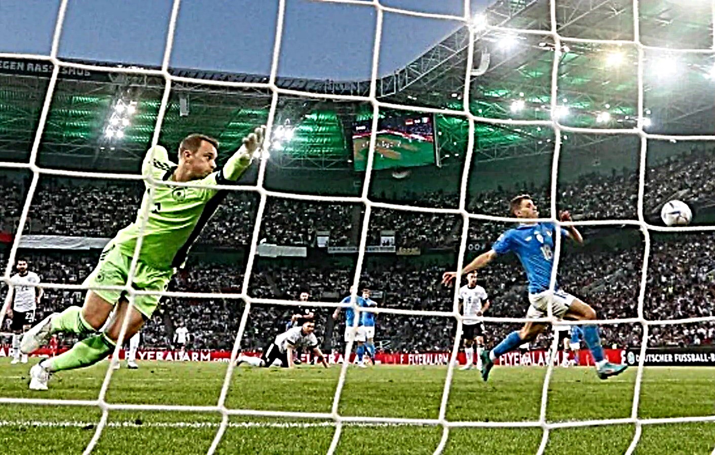 Άνετα ο Νόιερ αξίζει το βραβείο της πιο… άρρωστης απόκρουσης της σεζόν! (vid)